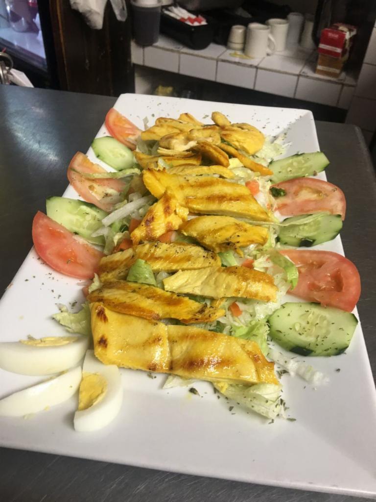 Ensalada de Pechuga de pollo con queso · Grilled Chicken Breast Salad.l with mozzarella and Parmesan chesse