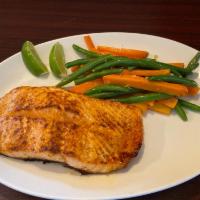 Salmon a la Parrilla · Grilled salmon with a side of sauteed green beans and carrots 