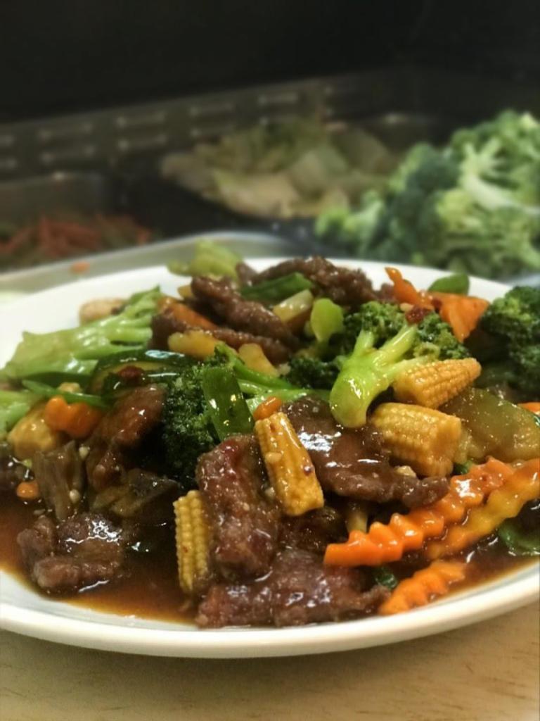 Hunan Beef  · Slices of beef stir fried with brocooli, snow peas and other vegetables. Spicy.