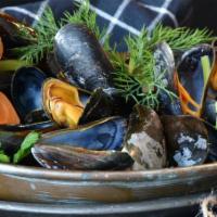07. Mejillones al Vino Blanco · mussels in white wine sauce.