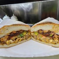 4. Cemitas · Servida con su seleccion de carnes, lechuga, tomate, quesillo, frijoles, agucate, cebolla, c...