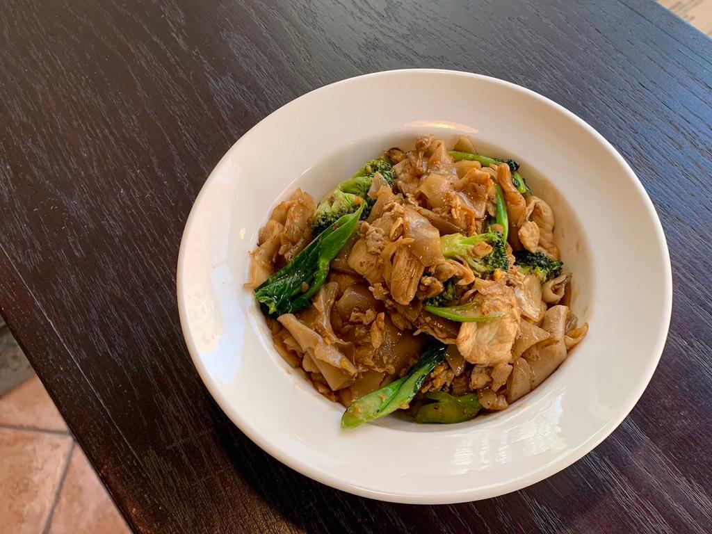 Pad See Eiw · Sauteed flat noodle, egg, Chinese broccoli, American broccoli and
sweet soy sauce.