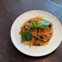 Drunken Noodle ·  Sauteed flat noodle, egg, chili-garlic puree ,bell pepper ,onion with basil