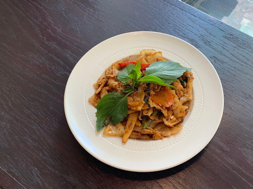 Drunken Noodle ·  Sauteed flat noodle, egg, chili-garlic puree ,bell pepper ,onion with basil