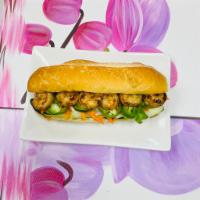 M5. Grilled Shrimp · Grilled shrimp  served w/ French baguette , garlic aioli, cilantro, cucumber, jalapeños, pic...