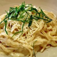 Linguini with Cream Garlic Sauce · 