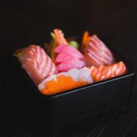Chirashi (찌라시) · assorted sashimi and vegetables over seasoned rice