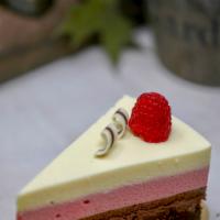 A la Mousse  · Layers of flourless dark chocolate cake, raspberry and white chocolate mousse.(Gluten free)
