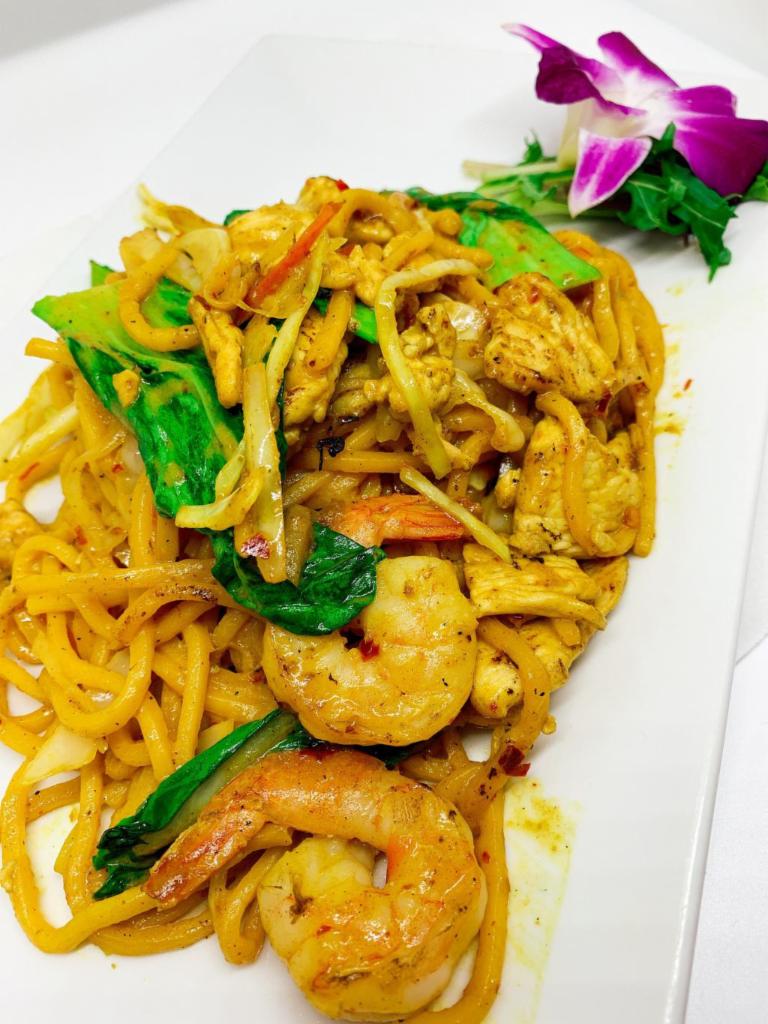 Singapore Noodles · Stir fried Lo mein noodle (egg noodle) with yellow curry sauce, combination with chicken and shrimp.