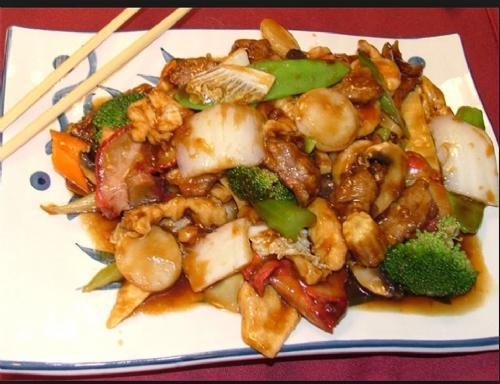 S16. Happy Family · Lobster meat, jumbo shrimp, sliced pork, chicken and beef with broccoli and Chinese vegetables in chef's special sauce.