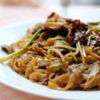 Stir-fried Rice Noodle(W. Chicken/Shrimp/Beef) 各式炒河粉(鸡/虾/牛) · 