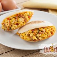 Arepas con queso y huevos  · Plato de Arepa rellena de queso acompañada de huevos estrellados y bacon