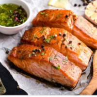 Salmon · Filete de salmon. With small salad  and a side order 
