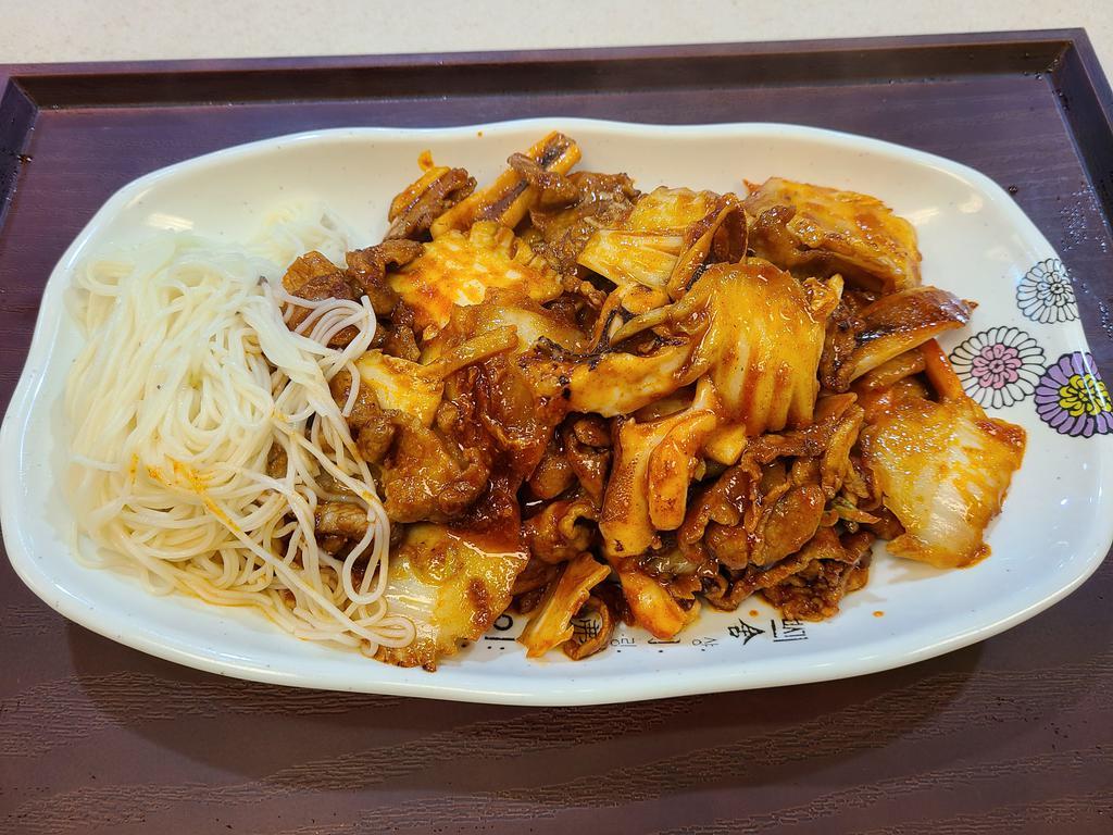 19. Spicy squid and pork stir-fry(오불볶음) · Squid, pork, vegetables, noodle
(includes 1 bowl rice and 1 side dish)
