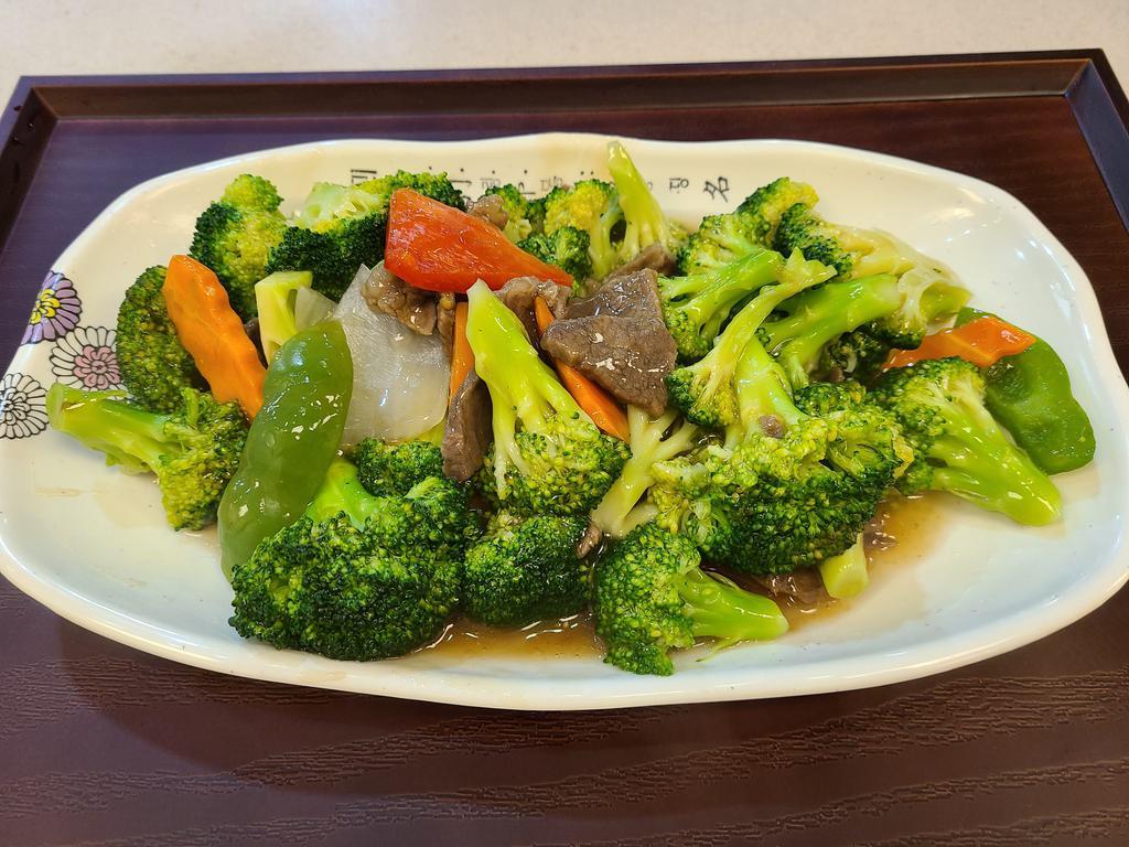 40. Beef Broccoli stir-fry(비프브라커리) · Beef, brocorri, veg with oyster sauce.
(includes 1 bowl rice and 1 side dish)