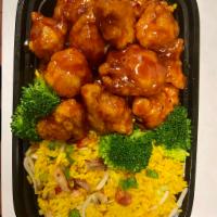 C11. General Tso's Chicken Combination  Platter左鸡 · Served with roast pork fried rice and an egg roll.