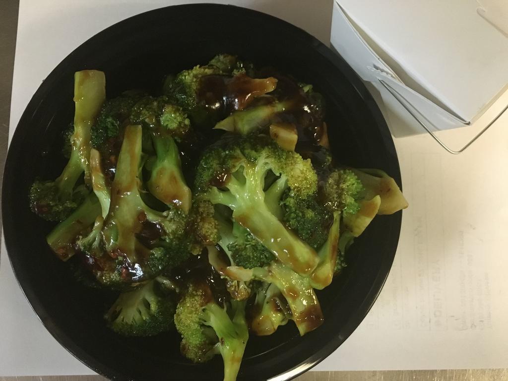 Sauteed Broccoli in brown sauce 净芥兰 · Served with white rice.