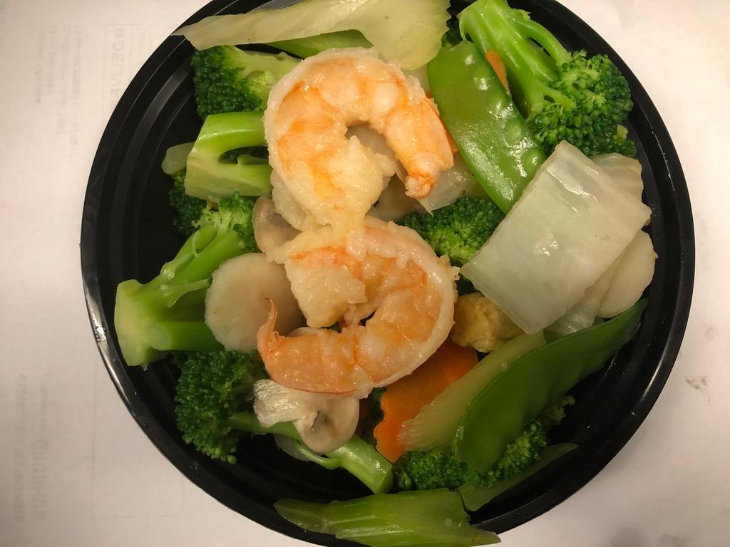 D6. Steam Shrimp with Mixed Veg 水煮杂菜虾 · Steamed and served with rice and brown or garlic sauce on the side