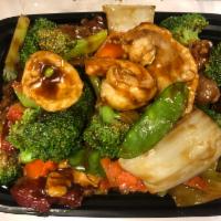 S1. Happy Family全家福 · Lobster, jumbo shrimp, chicken, roast pork and beef with mixed vegetables in brown sauce. Wi...