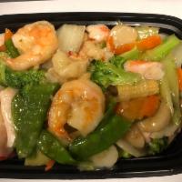 S2. Seafood Delight海鲜大会 · A combination of lobster, jumbo shrimp, squid, crab meat, scallops, and veggies, in house sp...