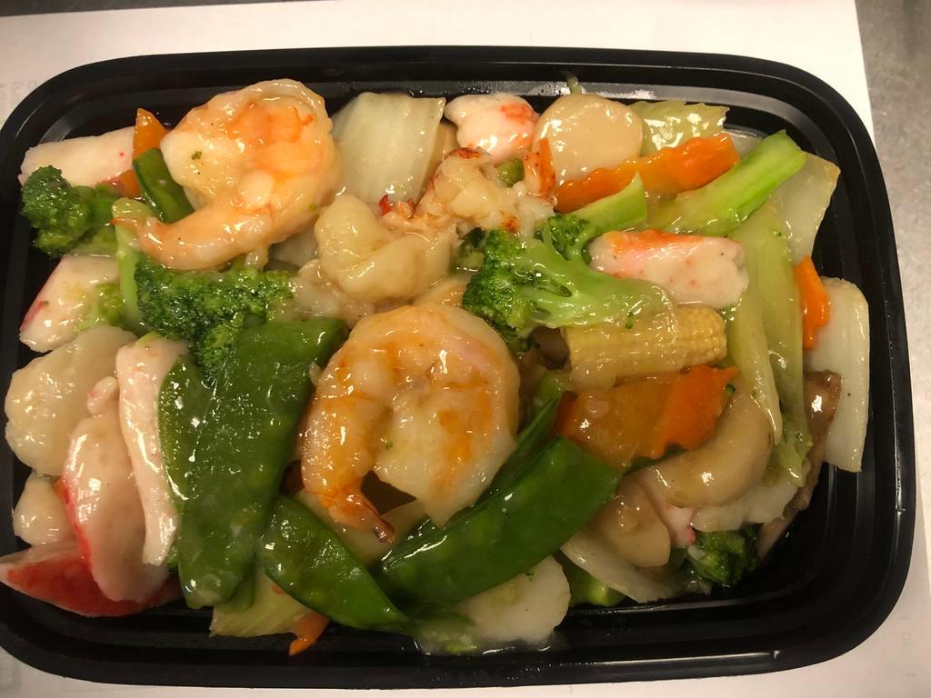 S2. Seafood Delight海鲜大会 · A combination of lobster, jumbo shrimp, squid, crab meat, scallops, and veggies, in house special white sauce. Served with white rice.