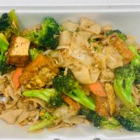  Pad See Euw Noddles  · Broccoli, egg, carrots and bean sprouts with a sweet soy sauce.
