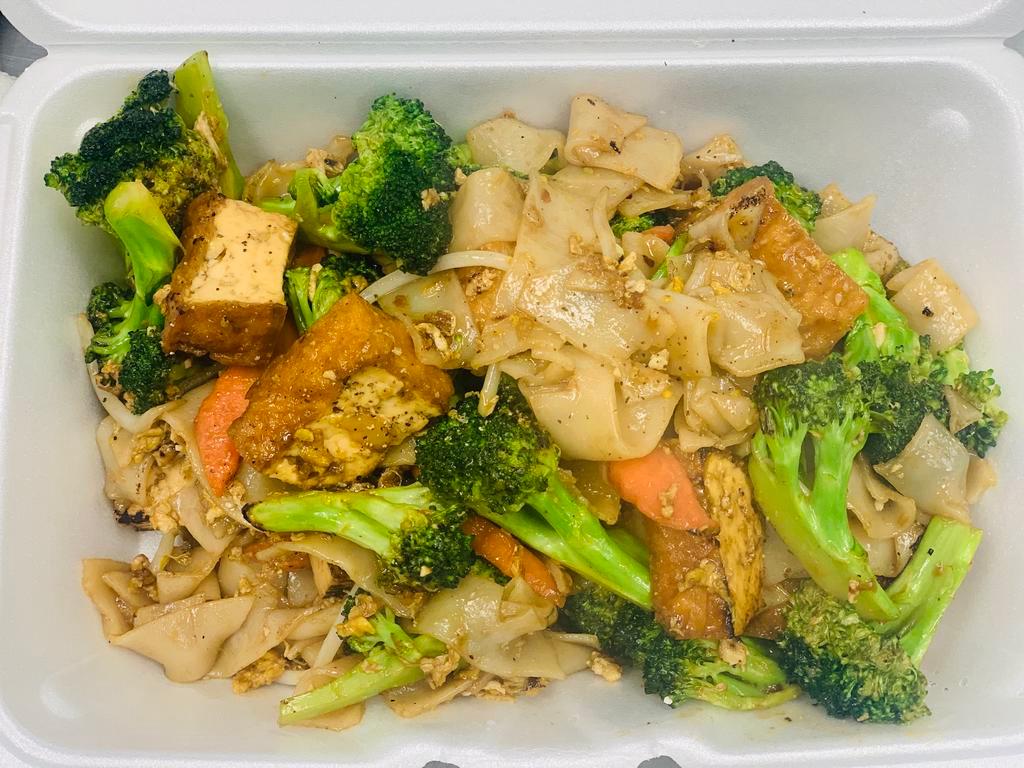  Pad See Euw Noddles  · Broccoli, egg, carrots and bean sprouts with a sweet soy sauce.