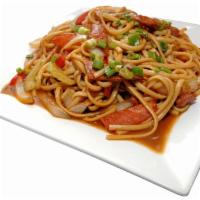 Tallarin  Saltado de Cecina · Spaghetti with smoked pork, onions and tomato.