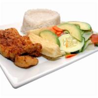 Paiche Seco con Yuca Frita · Dried paiche fish with fried cassava, served with onions and avocado salad.