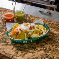 Nachos · Preparado con frigoles queso cebolla tomate y lechuga.