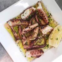 Oktapodi · Grilled octopus with lemon and oil.