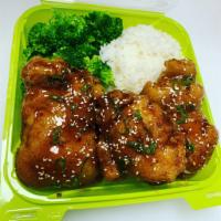 Tempura General tso chicken  · 3 thighs tempura fried tossed in General tso sauce garnish scallion served with broccoli and...