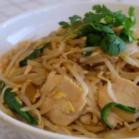 T11. Chicken Street Fried Noodle · Egg, garlic, chive, bean sprout, onion, and mushroom.