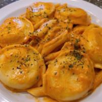 Spinach Ravioli · Spinach cheese ravioli with a choice of amazing sauces. Alfredo, tomato basil, or vodka sauc...