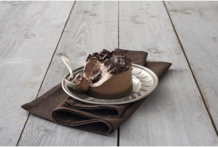 Cremoso al Cioccolato · Chocolate mousse on a sponge cake base with a heart of creamy chocolate, topped with chocolate flakes.