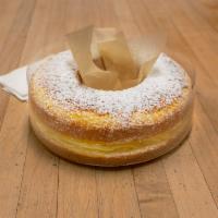 Lemon Ring · American (yellow) cake in a ring shape filled with lemon cream topped with powdered sugar.