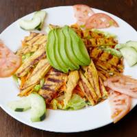Regular Ensalada Mixta con Pollo · Mix salad with avocado and chicken.