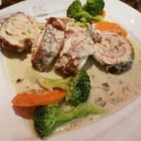 130. Pechuga de Jamon y Queso · Chicken breast stuffed with ham and cheese.