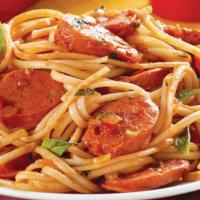 Espagetis con Salchicha · en salsa roja