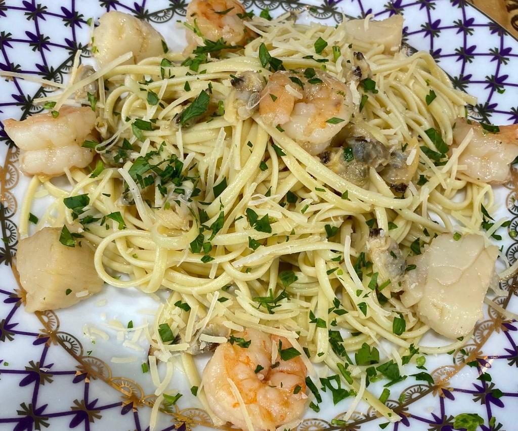 SEAFOOD PASTA  · Spaghetti, shrimps, Scallops and Clams with tomato sauce