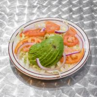 Lettuce, Tomato and Avocado Salad · Lechuga, tomato y aguacate.