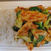 C#6. Chicken with Broccoli 芥兰几（套） · White meat,Served with pork egg roll and your choice of rice.