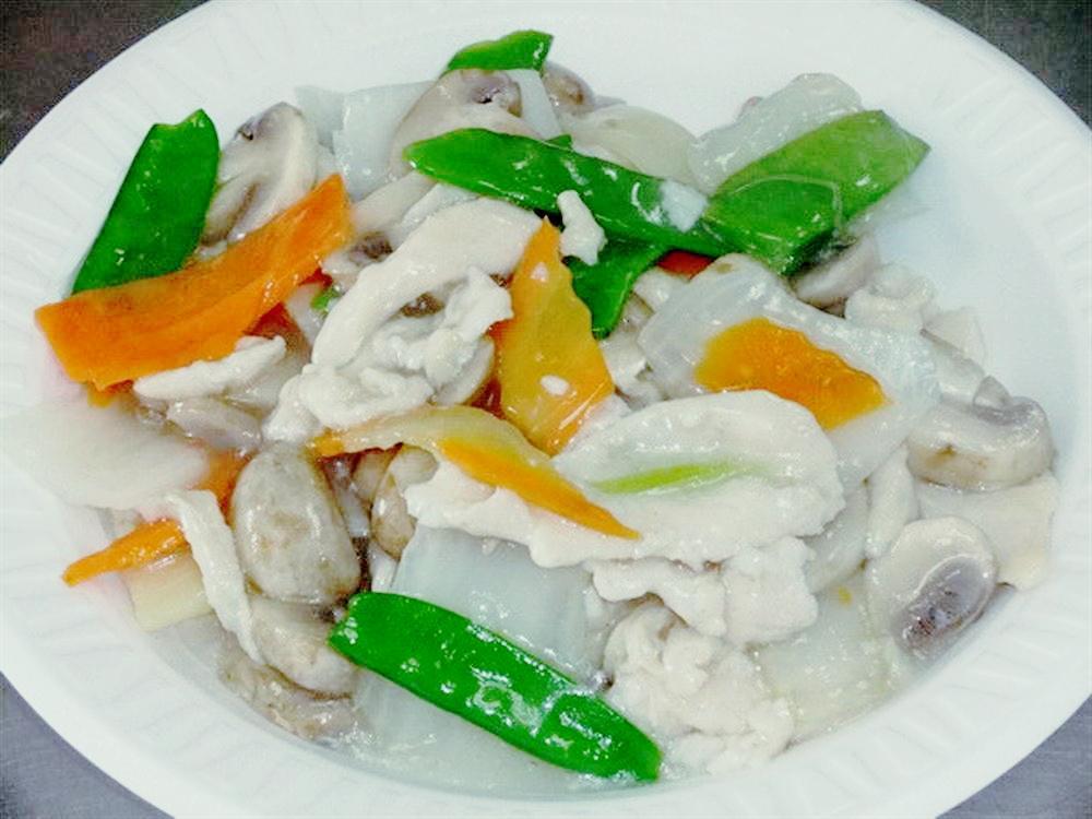 98. Moo Goo Gai Pan 蘑菇鸡片(白汁） · Served with separate white rice.