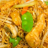 Chicken Lo Mein (Old Style) · Thin, Cantonese stir-fried egg noodle stir fried with chicken, broccoli, carrot, mushroom, c...