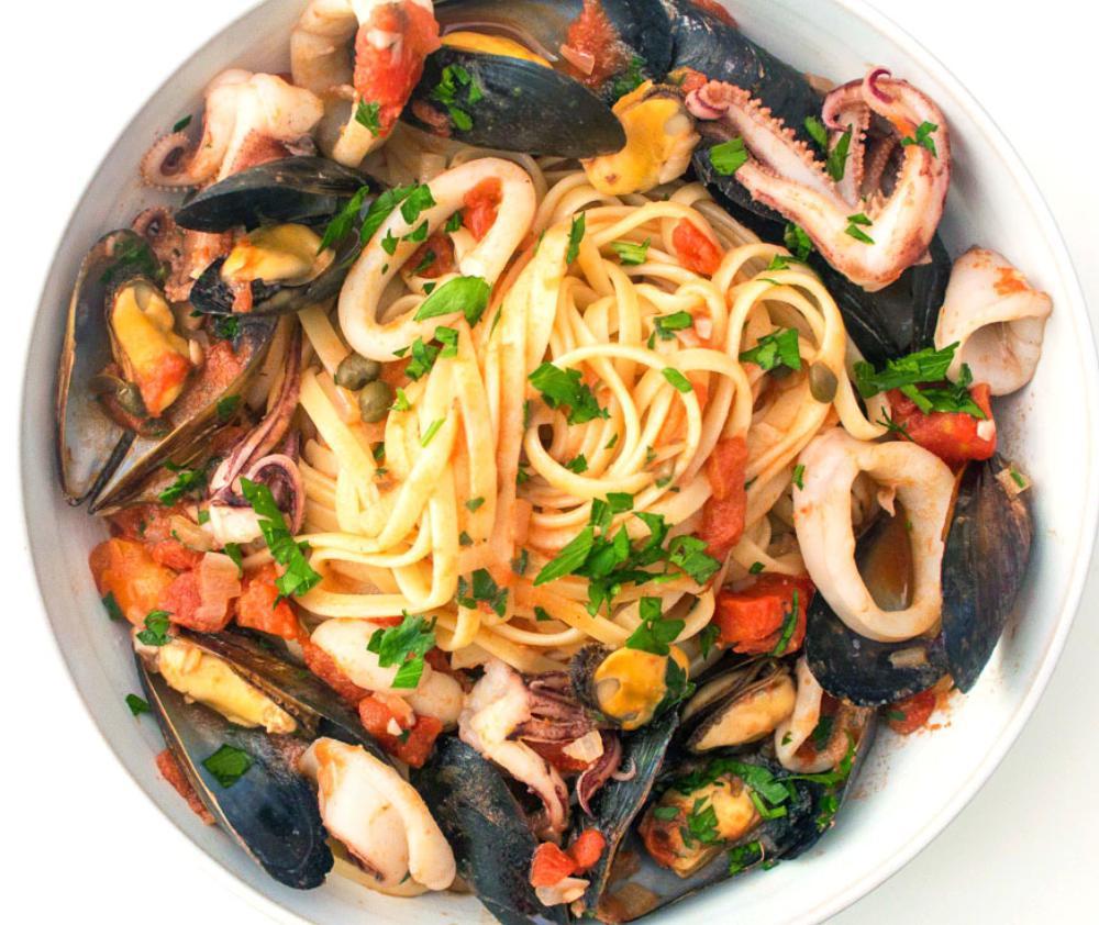 Seafood Spaghetti  with Pesto Sauce  海鲜意大利面 · Comes with shrimp, squid, and mussels.
虾，鱿鱼和青口。