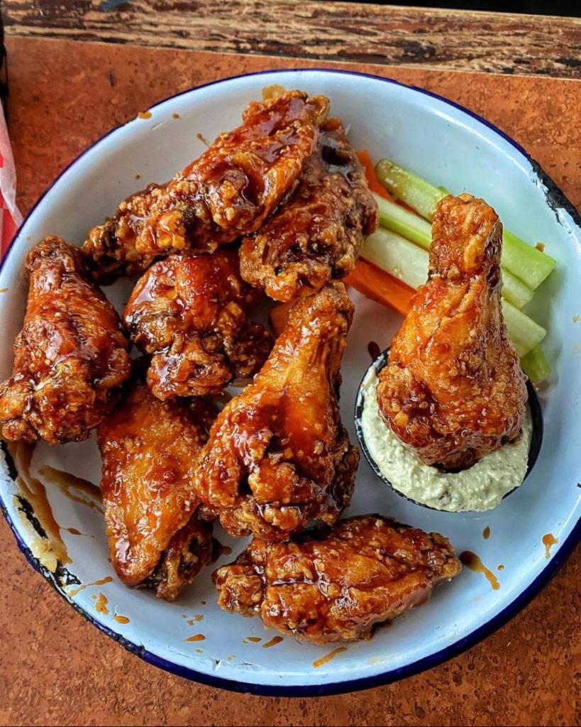 8 PC TRADITIONAL WINGS · Organic free range chicken
with bleu cheese, carrots & celery
