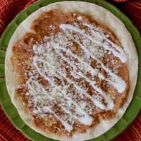 Baleadas sencilla · Flour tortillas, mashed beans, sour cream, grated cheese
Tortilla de harina, frijoles, queso...