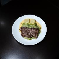 Tallarin Verde con Bistec · Made with linguini pasta in a warm pesto sauce topped with an 8 oz. sirloin steak. Served wi...
