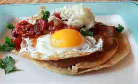 Huevos Rancheros · 3 huevos fritos en salsa picante, tortilla - 3 fried egg in hot source and tortilla.