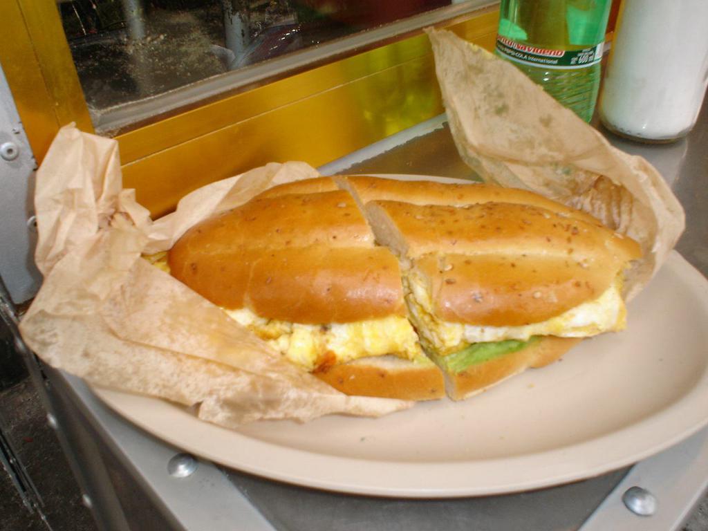 Huevo y Queso Torta · Egg and cheese sandwich.